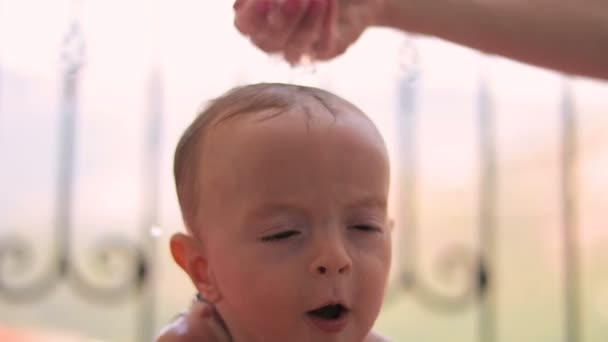 Baby-Junge badet lächelnd nach Pool — Stockvideo