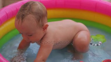 erkek bebek bir havuzda banyoları
