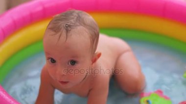 erkek bebek bir havuzda banyoları