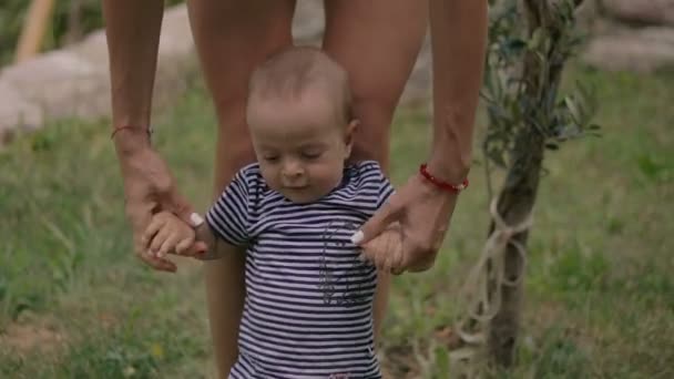 Bebê primeiros passos na grama — Vídeo de Stock