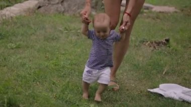 Bebek ilk adımları çimenlerin üzerinde