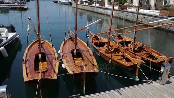 Kleine houten boten in de Marine — Stockvideo