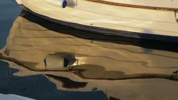 Пришвартованная лодка на фоне волн крупным планом — стоковое видео