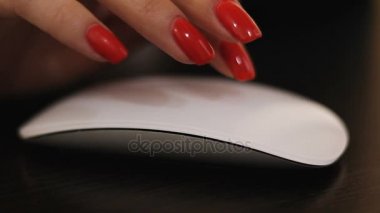 Bilgisayar fare komut closeup kullanarak büyük eller