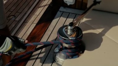 Çekerek halatlar Vinçler etrafında yaprak sarma, dostum. Yelken.