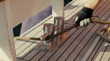 Yat bitt güverte eller üzerinde Rüzgar ipi