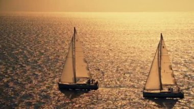 Günbatımı karşı yelken yat. Yelkenli. Lüks yat. Yelken. Tatil. HD