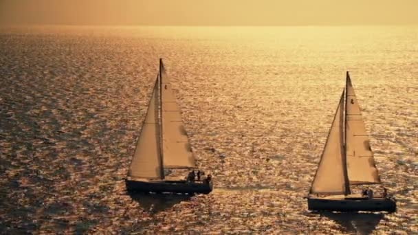 일몰에 대 한 항해 하는 요트. 범선입니다. 럭셔리 요트입니다. 항해. 휴가입니다. Hd — 비디오