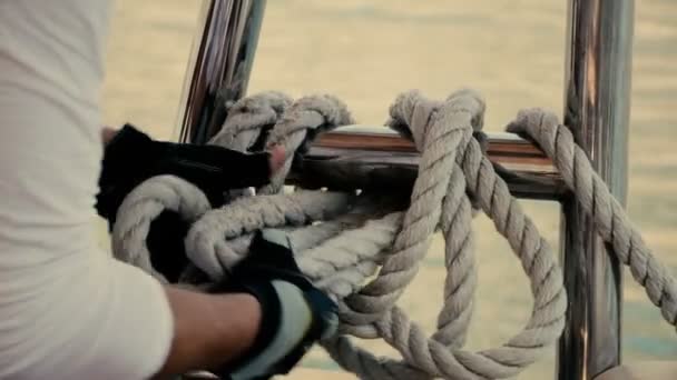 The sailor turns the rope on the yacht — Stock Video