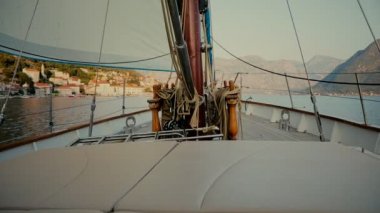 Akdeniz deniz hamlesinde içinde yelkenli yat.