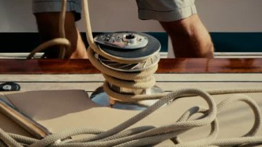 Çekerek halatlar Vinçler etrafında yaprak sarma, dostum. Yelken.