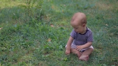 Çimenlerin üzerinde siting bebeğim