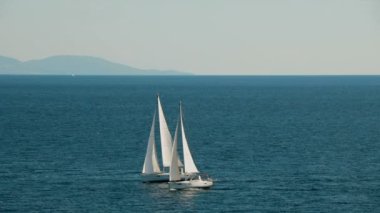 Bir sıra overshtag Adriyatik Denizi'nde yapılan yatlar