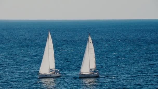 Ein Segelboot am Horizont in der wunderschönen Adria — Stockvideo