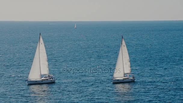 Ein Segelboot am Horizont in der wunderschönen Adria — Stockvideo