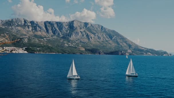 Łodzie żaglowe Morza Adriatyckiego tle góry wyspa Sv. Nikola — Wideo stockowe