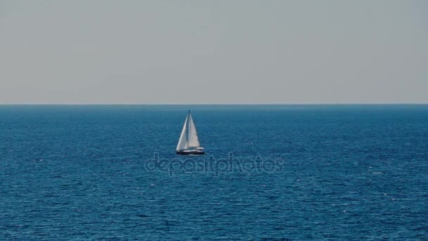 Un voilier, yacht à l'horizon dans la mer Adriatique — Video