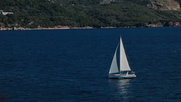 Ein Segelboot, eine Yacht am Horizont in der Adria — Stockvideo