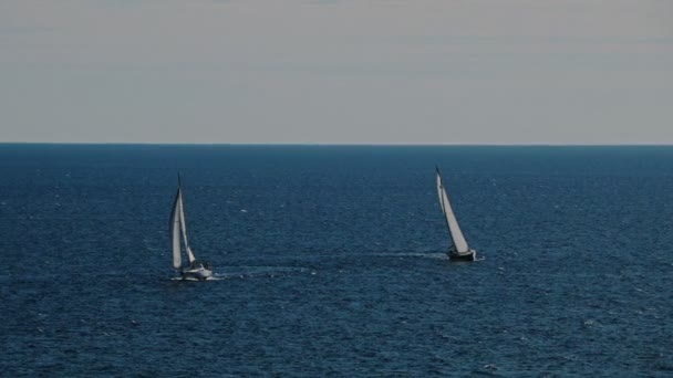 Две парусные лодки на горизонте в красивом Адриатическом море — стоковое видео