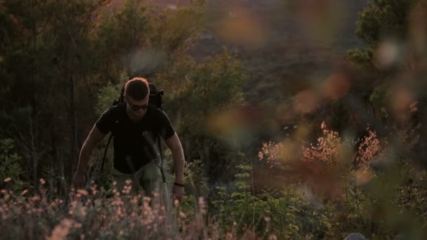 Turist med en stor ryggsäck slowmo — Stockvideo