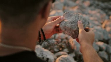 Bir taş onun el closeup tutan bir adam