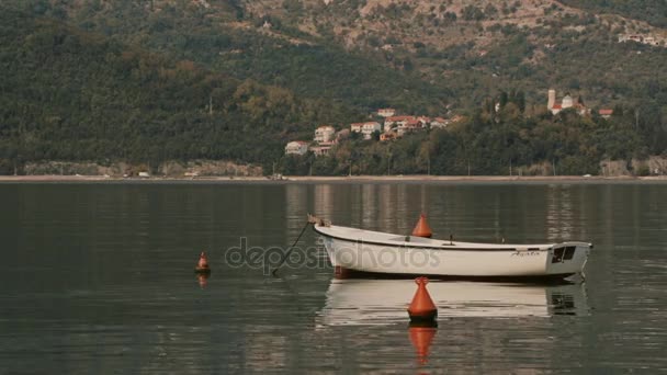 Ein Fischerboot liegt auf dem Wasser — Stockvideo