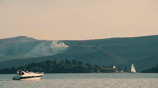机动船在黑山 — 图库视频影像