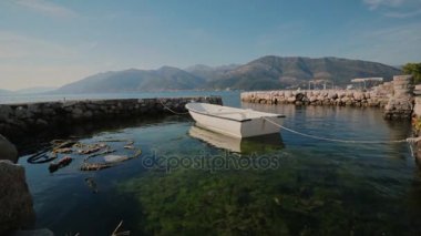 Balıkçı teknesi rıhtımda Park