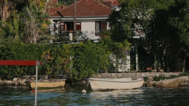 Barcos de pesca estacionados en el muelle cerca de la antigua casa — Vídeos de Stock