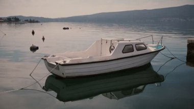 Motorlu tekne rıhtımda Park