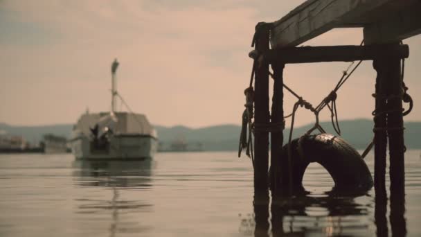 Velho cais Jetty no rio com água espumante em Bokeh como belo fundo natural, 1920x1080 full HD footage . — Vídeo de Stock