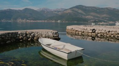 Balıkçı teknesi rıhtımda Park