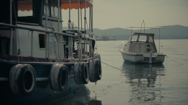 Barco viejo amarrado en el fondo de las olas de cerca — Vídeo de stock