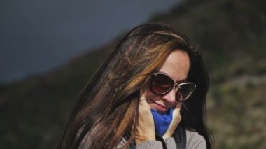 Kadın yüz portre kadar kapatın. Doğruca kameraya, arayan kadın gözlük, gülümseyen. Güneş ışınları. Yakın çekim