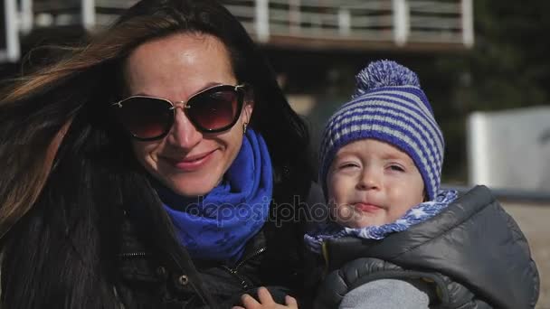 Jovem mãe e criança, seu filho brincando em roupas de inverno — Vídeo de Stock