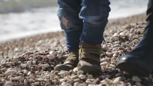 1-jarige jongetje zijn eerste stappen, lopen dolly geschoten op pabbles — Stockvideo