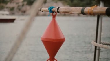 Sahilde bir sopa üzerinde asılı bir şamandıra