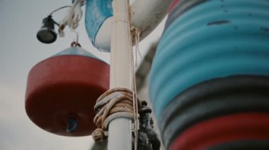 Beyaz hayat şamandıra kadar yakın ve deniz Tema fishermans şamandıra