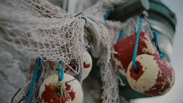 Rede de pesca, cordas e lâmpada de pesca em uma parede de pedra na praia — Vídeo de Stock