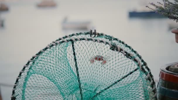 Síťované klec a malé rybáře loď na pláž close-up na — Stock video
