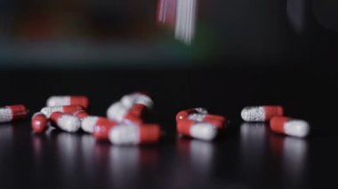 Siyah masaya dağınık tıbbi ilaçlar