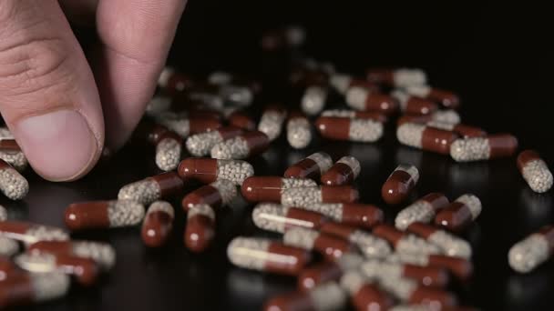 Pilules dispersées sur les doigts de table prendre une pilule — Video
