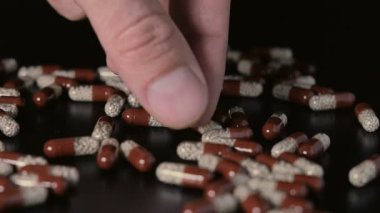 Tablo parmaklar üzerinde dağınık hap hap