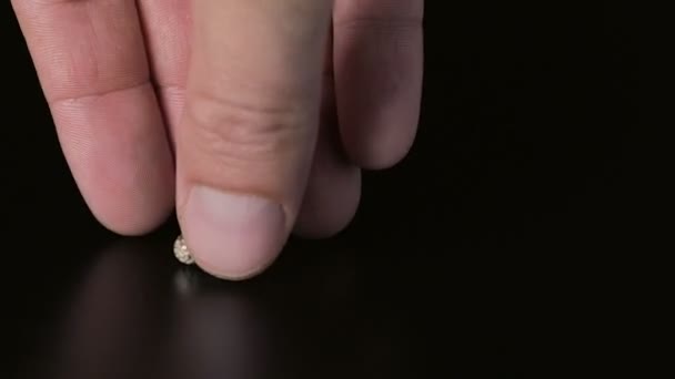 Таблетки разбросаны по столу пальцы принять таблетку — стоковое видео