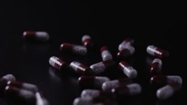 Siyah masaya dağınık tıbbi ilaçlar