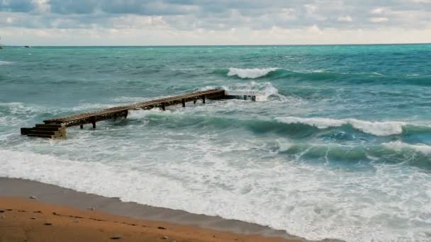 Ensam piren i Adriatiska havet stora vågor — Stockvideo