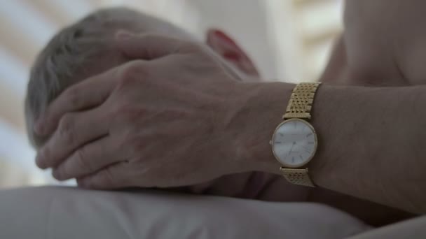 Лицо расстроенного мужчины, который лежит в постели после неудачного секса — стоковое видео