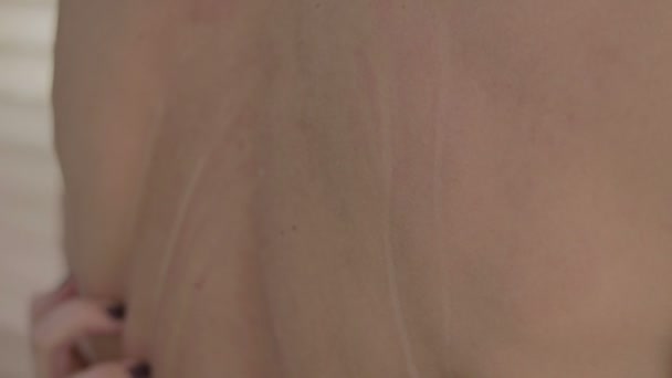 Sexo - Mujeres manos sumergiendo sus uñas en sus socios musculosos espalda — Vídeo de stock