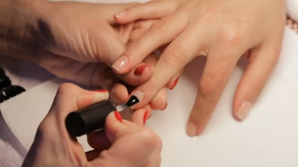 Vrouwelijke handen manicure sluiten van weergave. rode nagels — Stockvideo