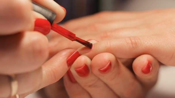 Las manos femeninas manicura vista de cerca. clavos rojos — Vídeos de Stock